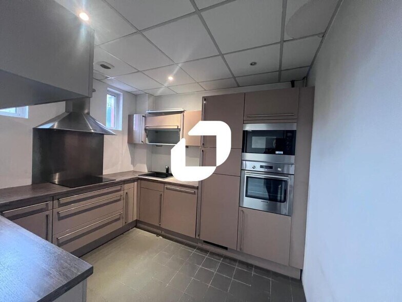 22 Rue Albert Einstein, Champs-sur-Marne for lease - Interior Photo - Image 3 of 7