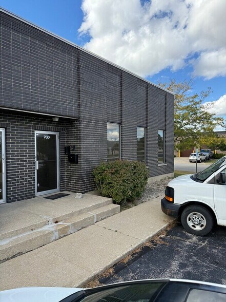 700-750 Bonnie Ln, Elk Grove Village, IL à vendre - Photo du bâtiment - Image 1 de 9