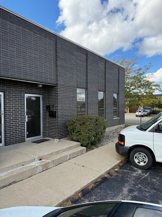 700-750 Bonnie Ln, Elk Grove Village, IL à vendre Photo du bâtiment- Image 1 de 10