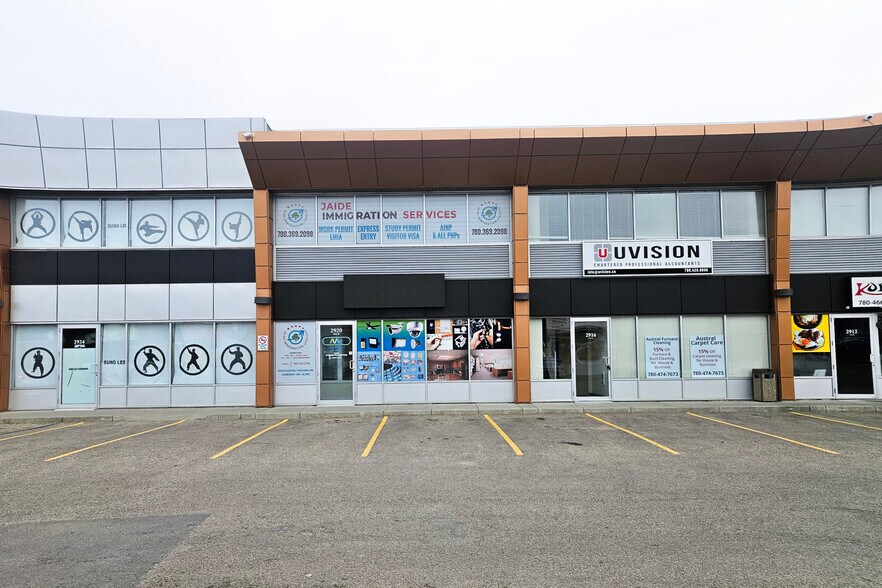 2920 Ellwood Dr SW, Edmonton, AB à vendre - Photo du bâtiment - Image 1 de 38