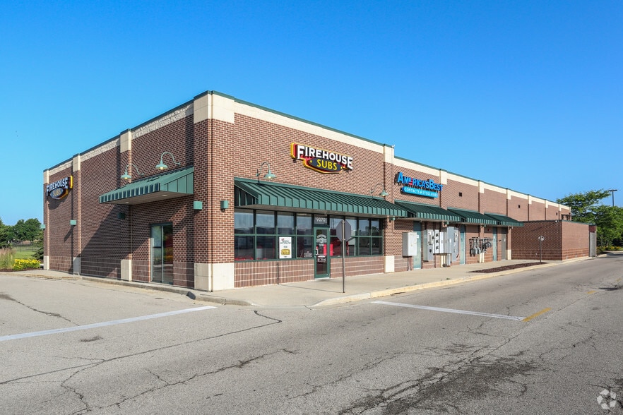 9070-9080 N Green Bay Rd, Brown Deer, WI for lease - Primary Photo - Image 1 of 6