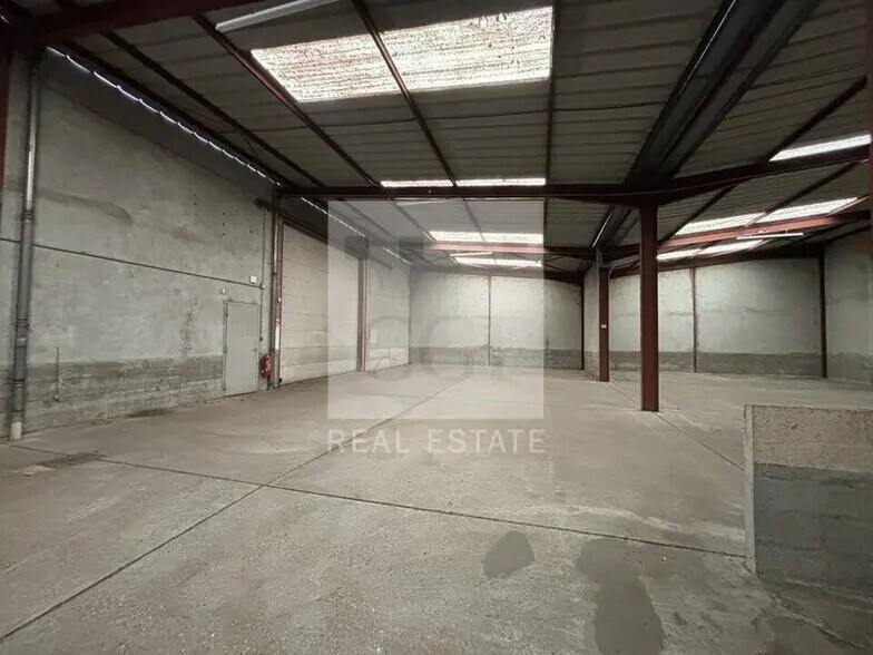 17 Avenue Des Catelines, Saint-Laurent-de-Mure for lease - Interior Photo - Image 2 of 12