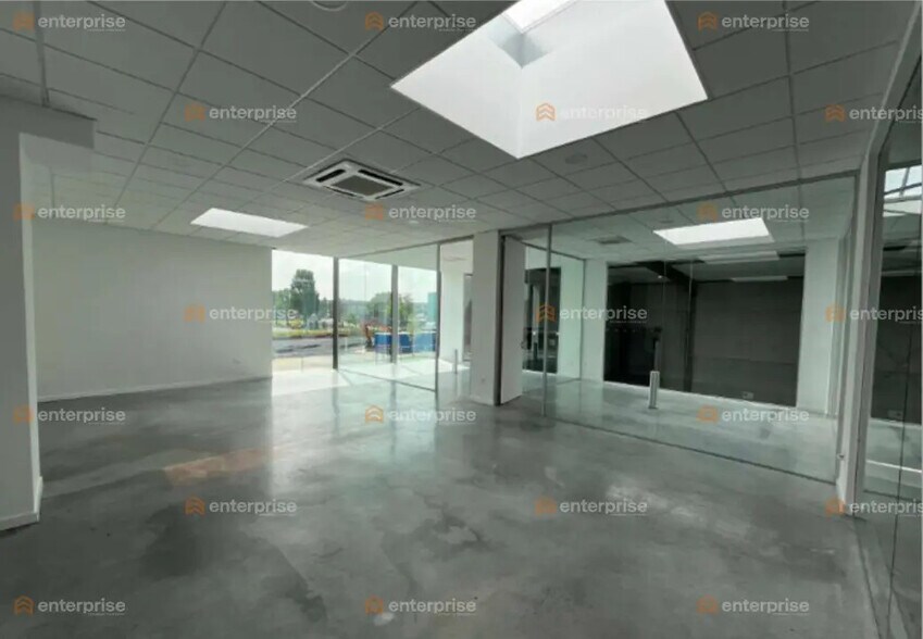 Flex in Seclin for lease - Interior Photo - Image 3 of 4