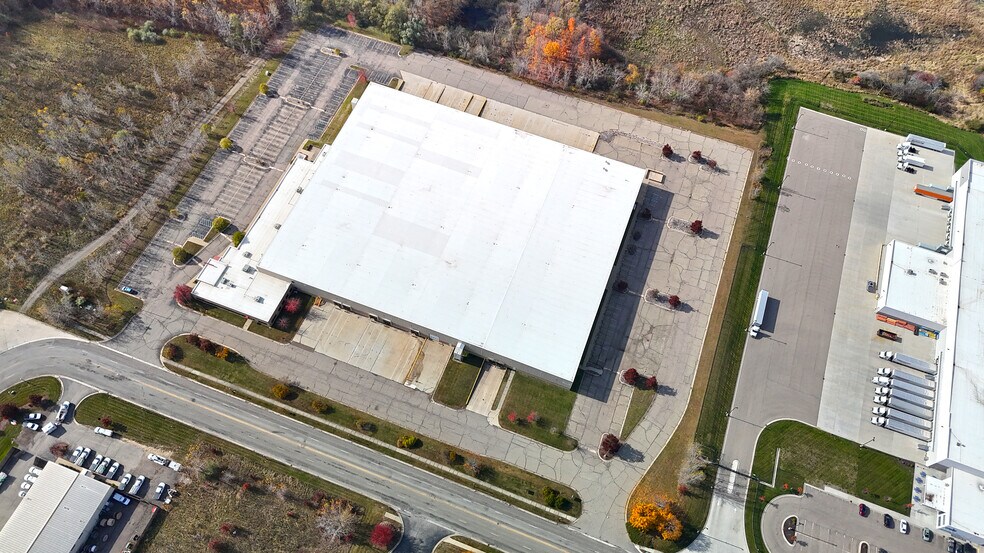 1875 Holloway Dr, Holt, MI à louer - Photo du bâtiment - Image 2 de 8