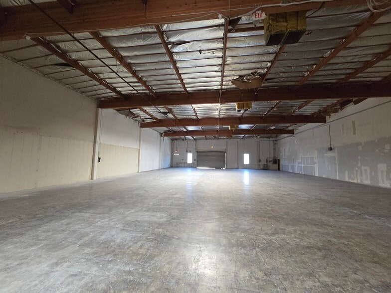 21300-21306 Superior St, Chatsworth, CA for lease - Building Photo - Image 3 of 3