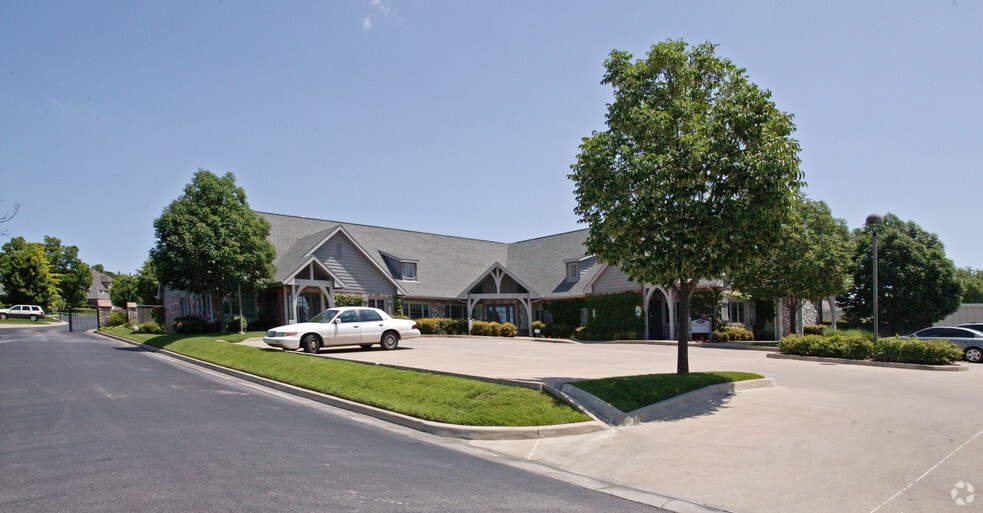 6139-6143 E 91st St, Tulsa, OK for lease - Building Photo - Image 2 of 13