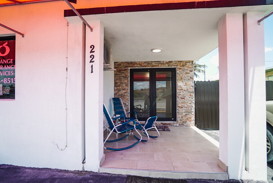 221 E 9th St, Hialeah, FL à vendre - Photo du bâtiment - Image 3 de 48