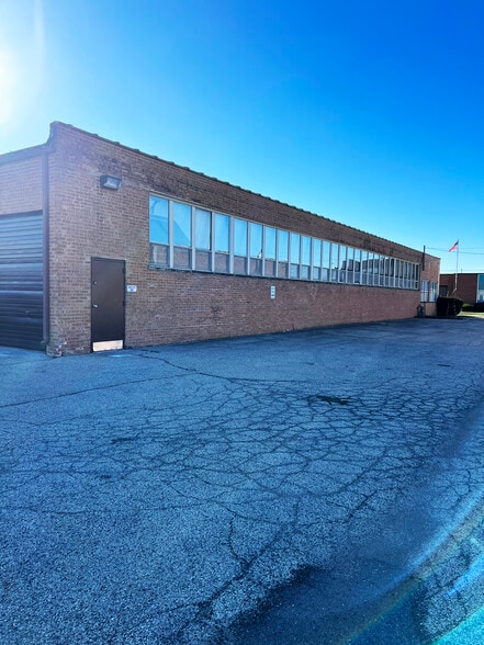 165 Bond St, Elk Grove Village, IL for lease - Building Photo - Image 2 of 11