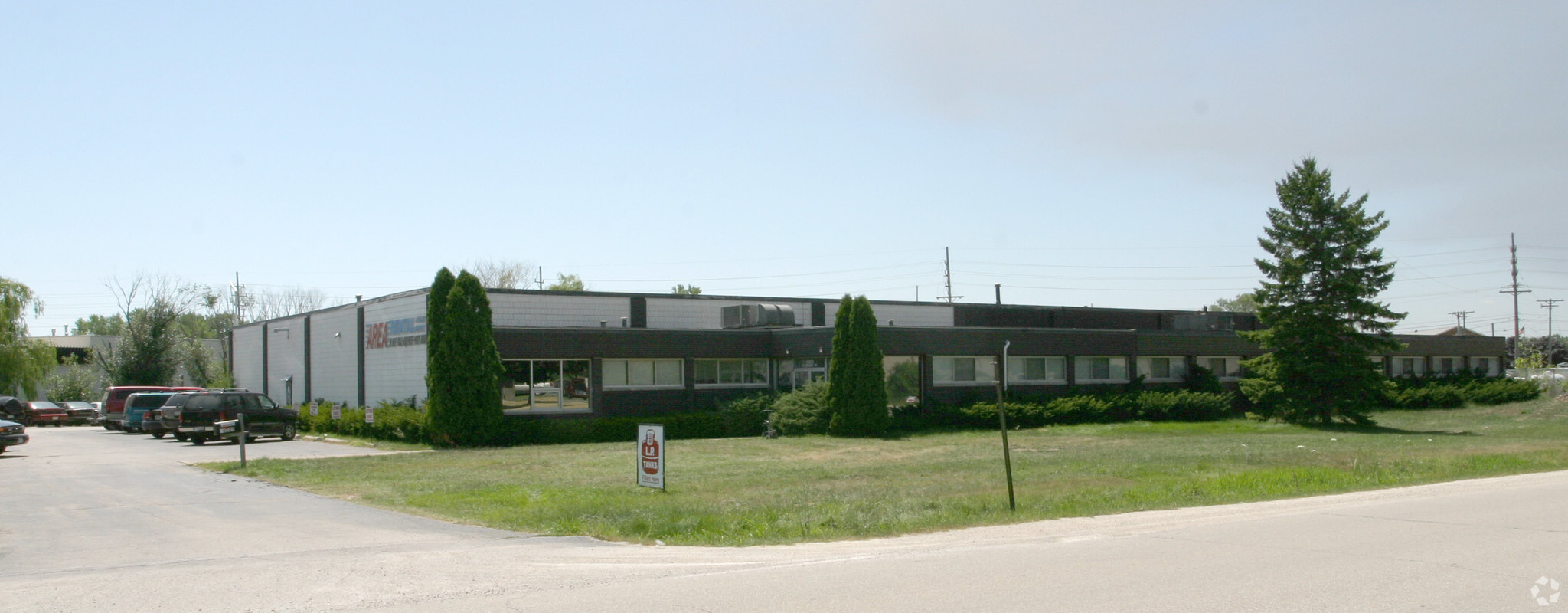 16205 W Rogers Dr, New Berlin, WI à vendre Photo du bâtiment- Image 1 de 1