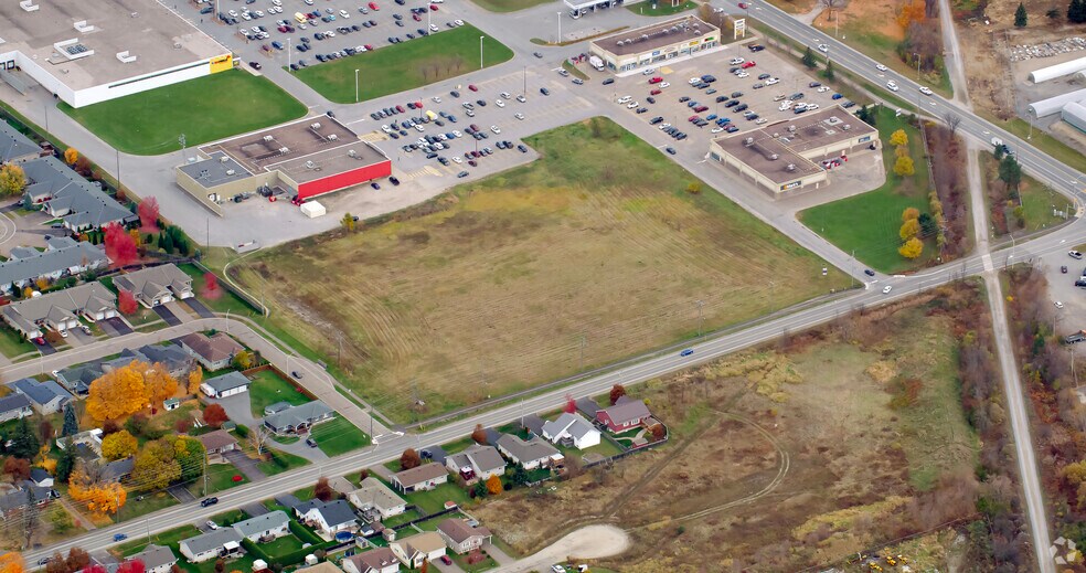 640 O'brien Rd, Renfrew, ON à louer - Photo du bâtiment - Image 2 de 2