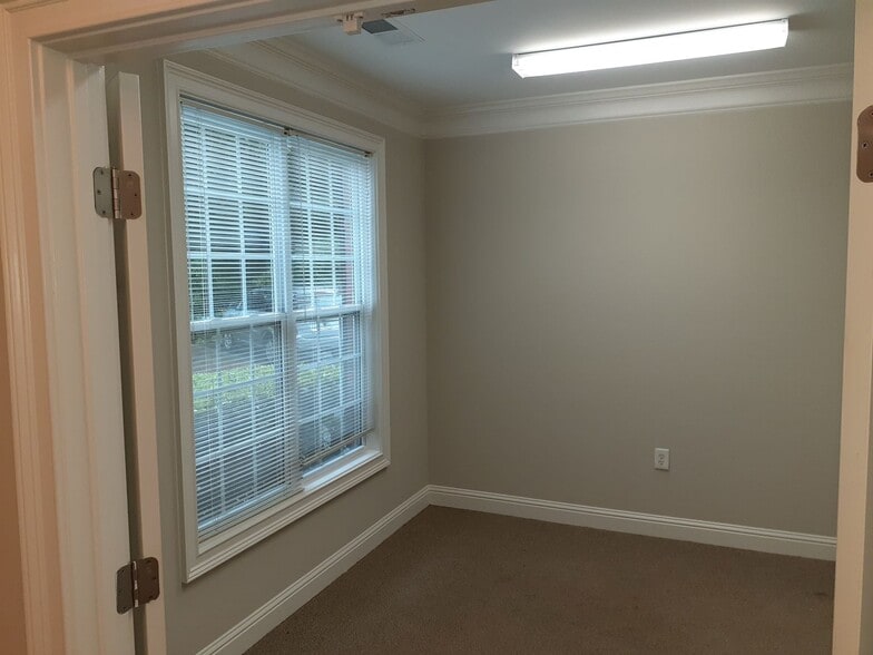 2993 Sandy Plains Rd, Marietta, GA for lease - Interior Photo - Image 2 of 8