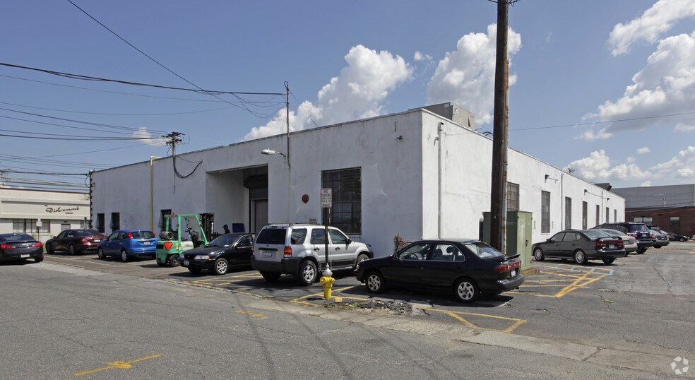 686 Main St, Westbury, NY for sale - Building Photo - Image 2 of 3