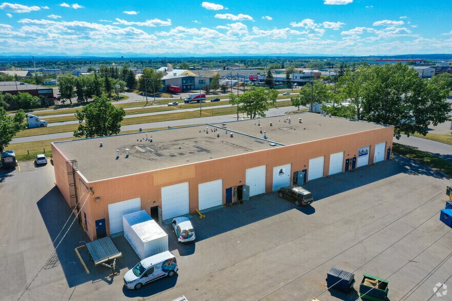 5700 Barlow Trl SE, Calgary, AB à louer - Photo du bâtiment - Image 2 de 4