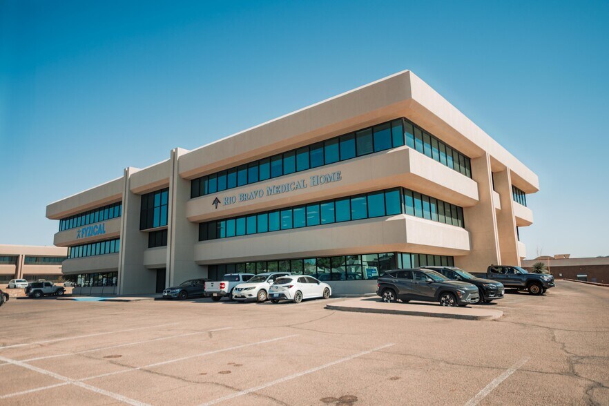 10460 Vista Del Sol Dr, El Paso, TX à louer - Photo du bâtiment - Image 1 de 14