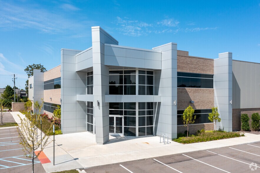 46860 West Rd, Novi, MI à louer - Photo du bâtiment - Image 3 de 5