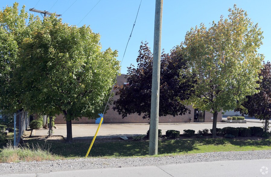 380 Dewitt Rd, Hamilton, ON à louer - Photo du bâtiment - Image 2 de 2