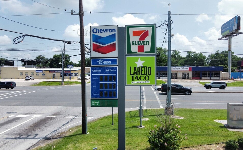 1205 N Houston Ave, Humble, TX à louer - Photo du bâtiment - Image 2 de 5