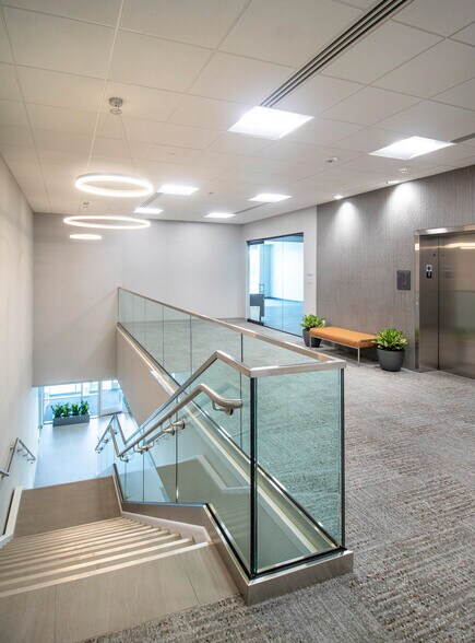 800 N Mayfair Rd, Wauwatosa, WI à louer - Hall d’entrée - Image 3 de 4