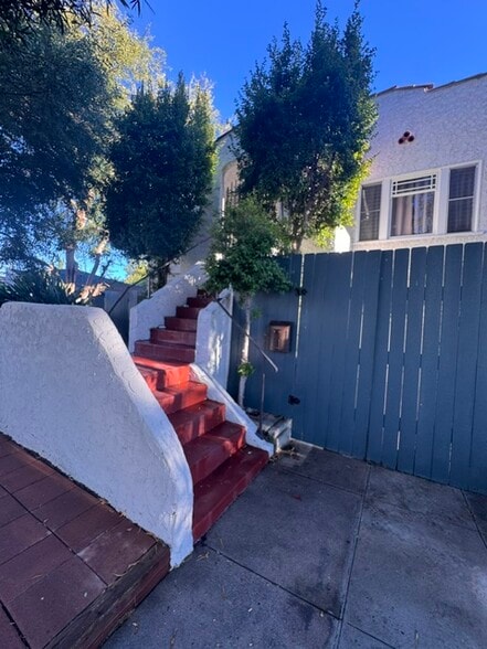 2400 Merton Ave, Los Angeles, CA à vendre - Photo du bâtiment - Image 3 de 7