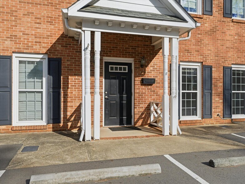 825 Majestic Ct, Gastonia, NC à louer - Photo du bâtiment - Image 2 de 29