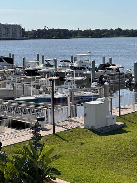 825 Ballough Rd, Daytona Beach, FL à louer - Photo du bâtiment - Image 2 de 6
