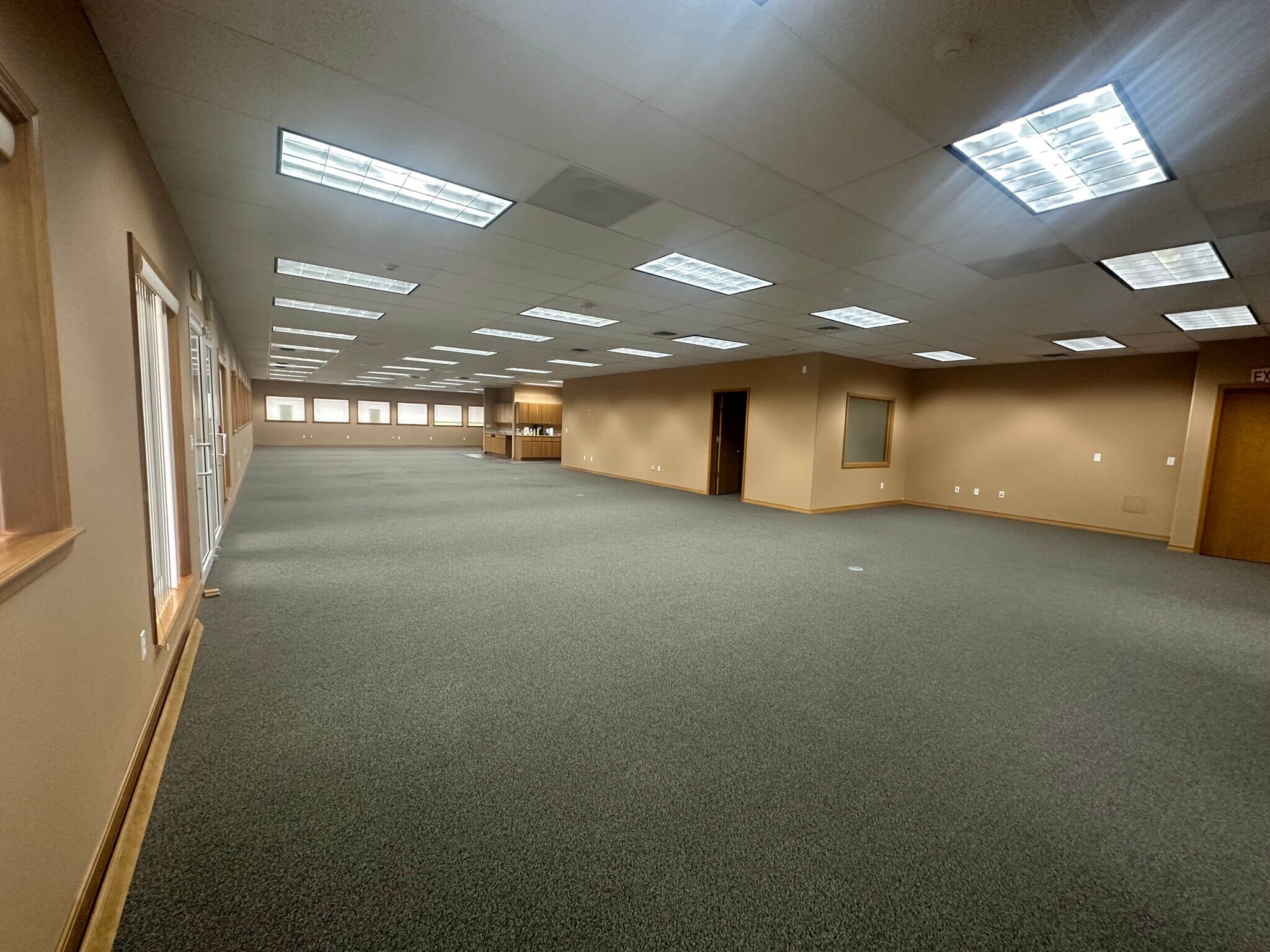 8656 W Gage Blvd, Kennewick, WA for lease Interior Photo- Image 1 of 3