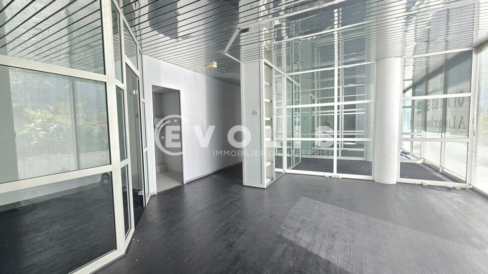 31 Avenue Du Général De Gaulle, Suresnes for lease - Interior Photo - Image 2 of 8