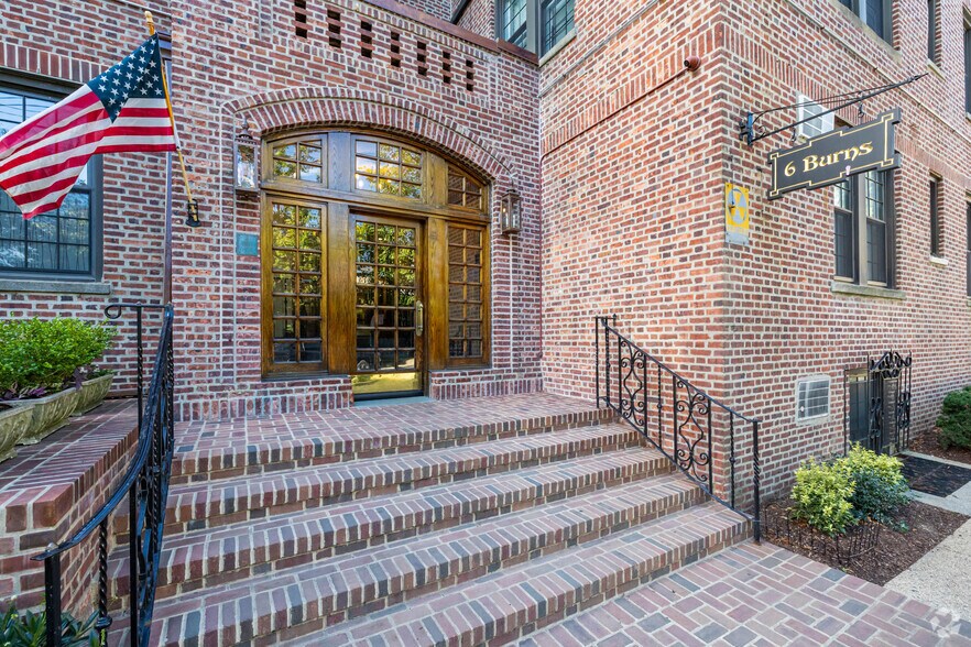 6 Burns St, Forest Hills, NY à louer - Photo du bâtiment - Image 2 de 14