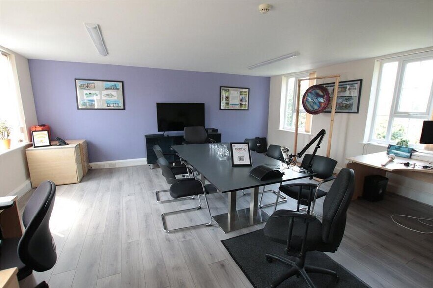 Felcourt Rd, East Grinstead à louer - Photo du bâtiment - Image 3 de 5