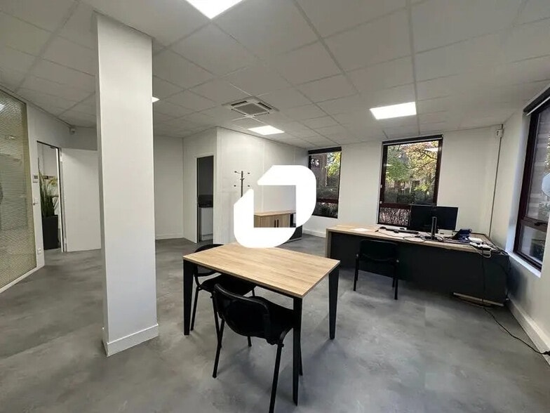 Office in Saint-Germain-en-Laye for lease - Interior Photo - Image 3 of 8
