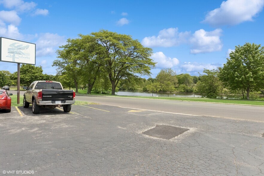 835 S River St, Aurora, IL à vendre - Photo du bâtiment - Image 3 de 24