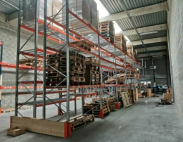 Flex in Coignières for lease - Interior Photo - Image 2 of 3