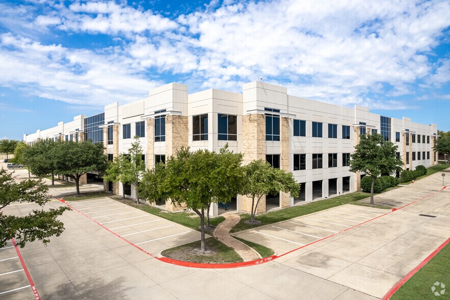350 Highland Dr, Lewisville, TX à louer - Photo du bâtiment - Image 2 de 11