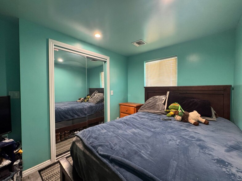 15723 Kadota St, Sylmar, CA à vendre - Photo du bâtiment - Image 2 de 51