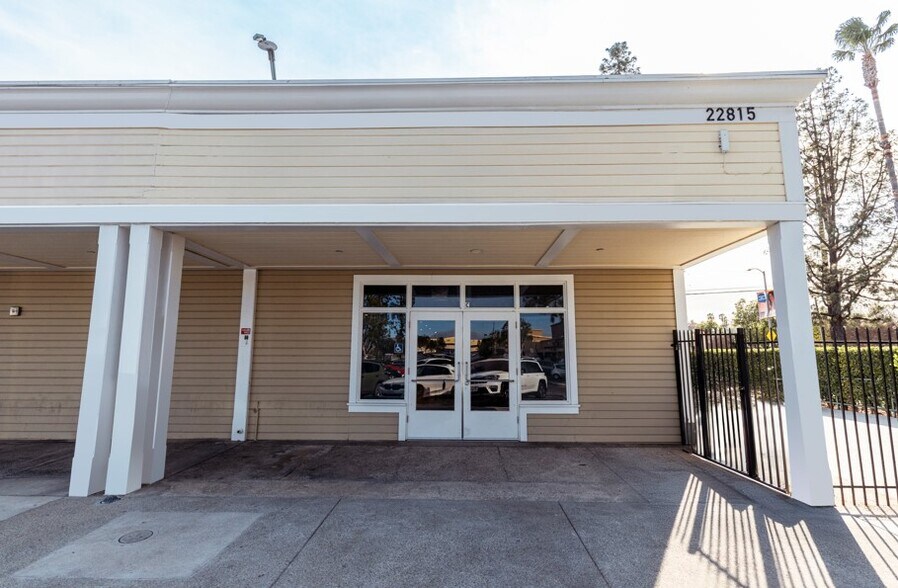 22815 Victory Blvd, West Hills, CA à louer - Photo du bâtiment - Image 3 de 6