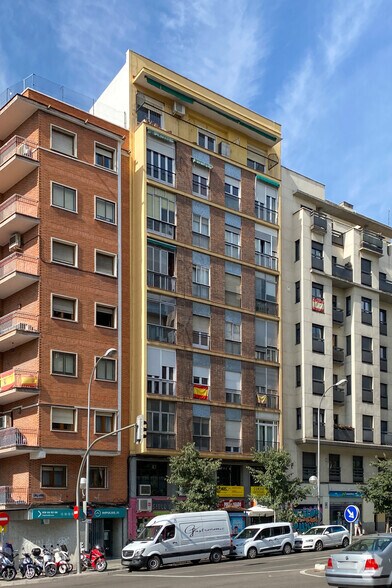 Immeuble residentiel dans Madrid, Madrid à vendre - Photo du bâtiment - Image 2 de 2