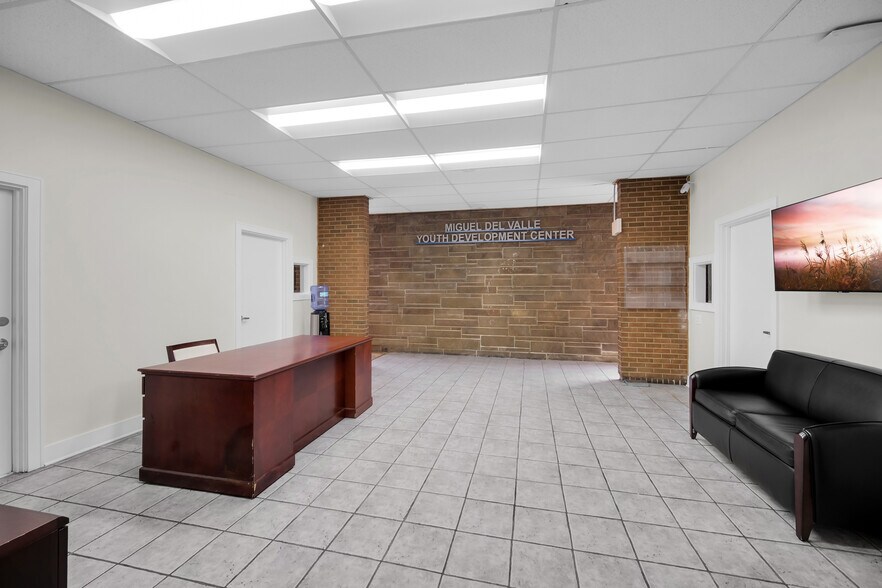 3909 W Fullerton Ave, Chicago, IL à vendre - Photo du bâtiment - Image 3 de 15
