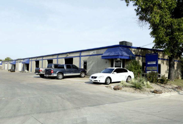 2513 Weaver St, Haltom City, TX for lease Primary Photo- Image 1 of 7