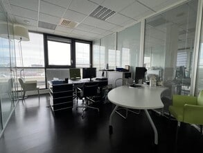 7 Avenue Du 8 Mai 1945, Guyancourt for lease Interior Photo- Image 2 of 9