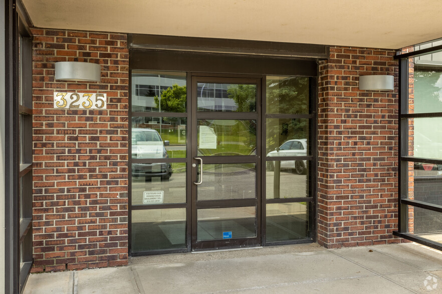 3235 Rue Guénette, Montréal, QC for lease - Building Photo - Image 3 of 7