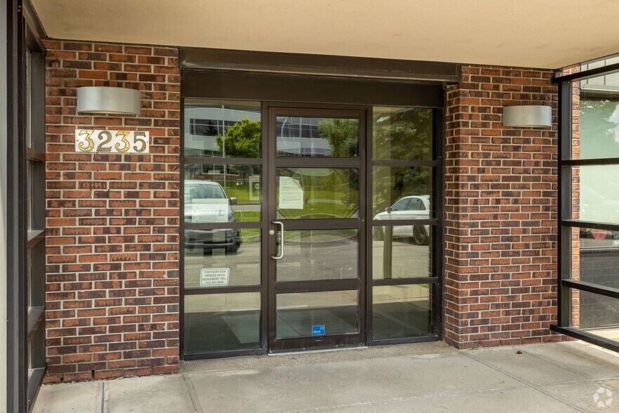 3235 Rue Guénette, Montréal, QC à louer - Photo du bâtiment - Image 3 de 7