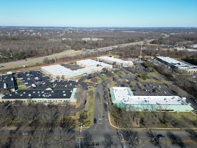 Plus de détails pour 800-880 Town Center Dr, Langhorne, PA - Plusieurs types d'espaces à louer