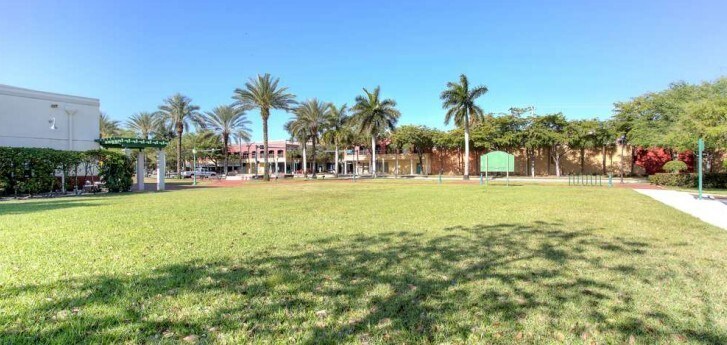 15401 NW 67th Ave, Hialeah, FL à louer Photo du bâtiment- Image 1 de 2