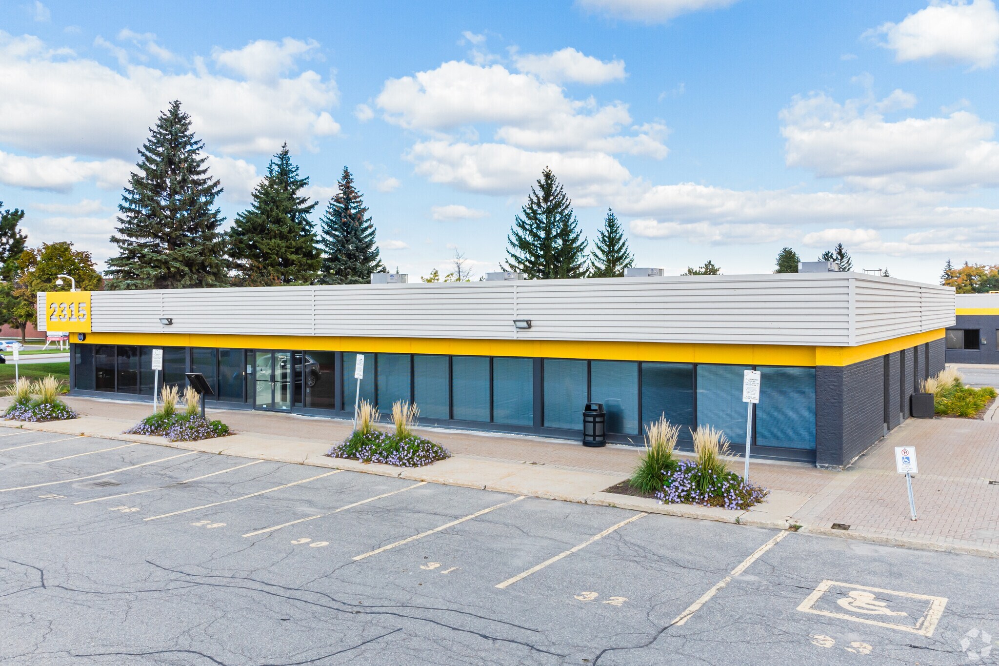 2315 St Laurent Blvd, Ottawa, ON for sale Primary Photo- Image 1 of 1