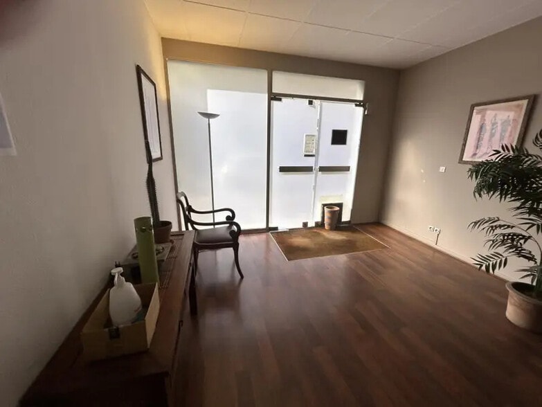 Retail in Lyon for lease - Interior Photo - Image 1 of 9