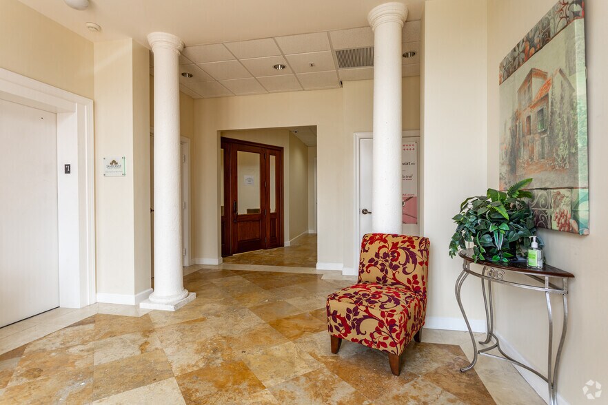 9150 Galleria Ct, Naples, FL à louer - Hall d’entrée - Image 2 de 5