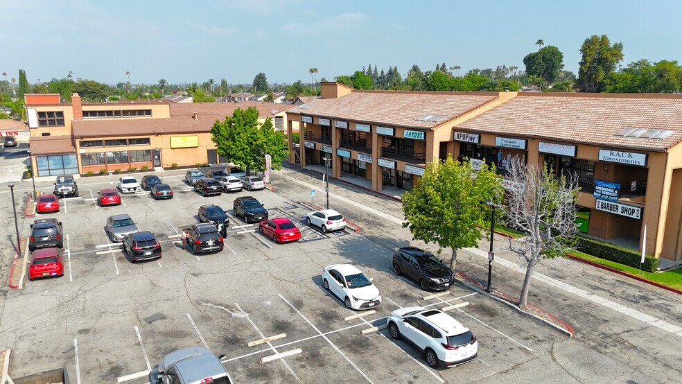 515-525 N Azusa Ave, La Puente, CA à louer - Photo du bâtiment - Image 2 de 12