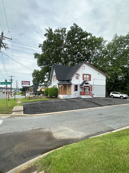 907 N Dupont Hwy, New Castle, DE for lease - Primary Photo - Image 1 of 1