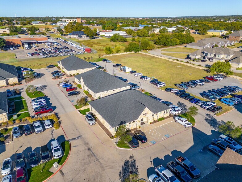 949 Hilltop Dr, Weatherford, TX à louer - Photo du bâtiment - Image 2 de 22