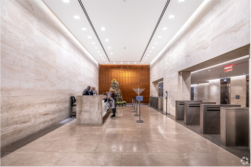 580 Fifth Ave, New York, NY for lease - Lobby - Image 3 of 16